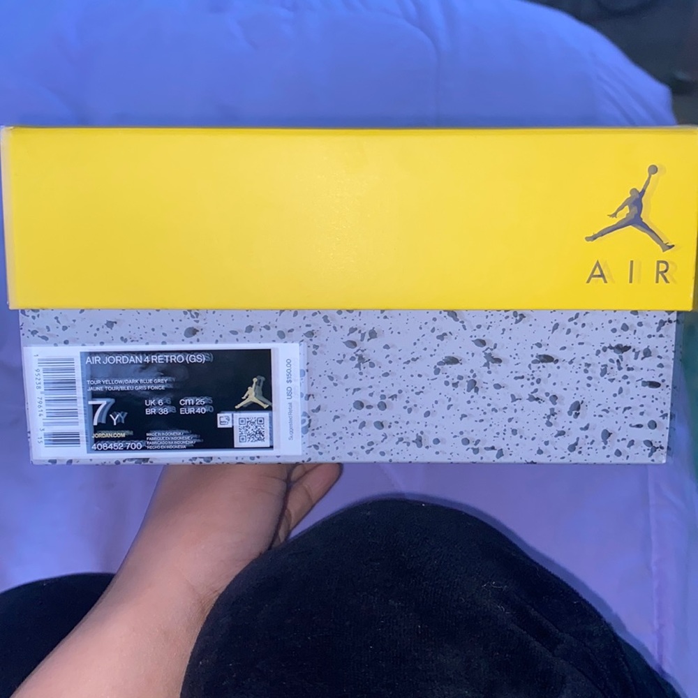 Air Jordan 4 lighting yellow
